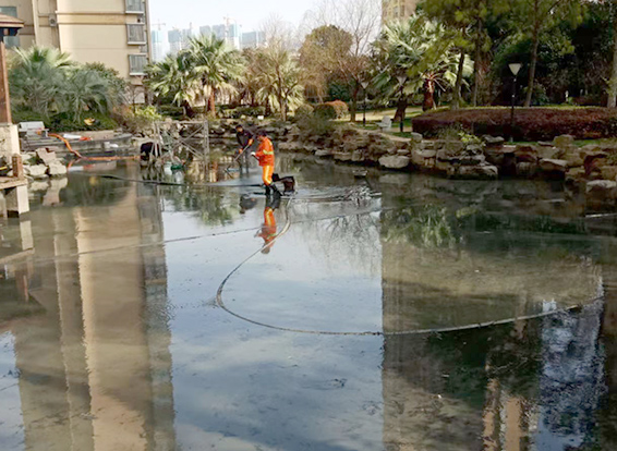 江海景观池淤泥清理
