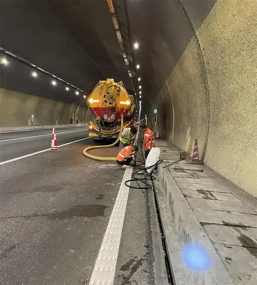 江海隧道排水渠清淤